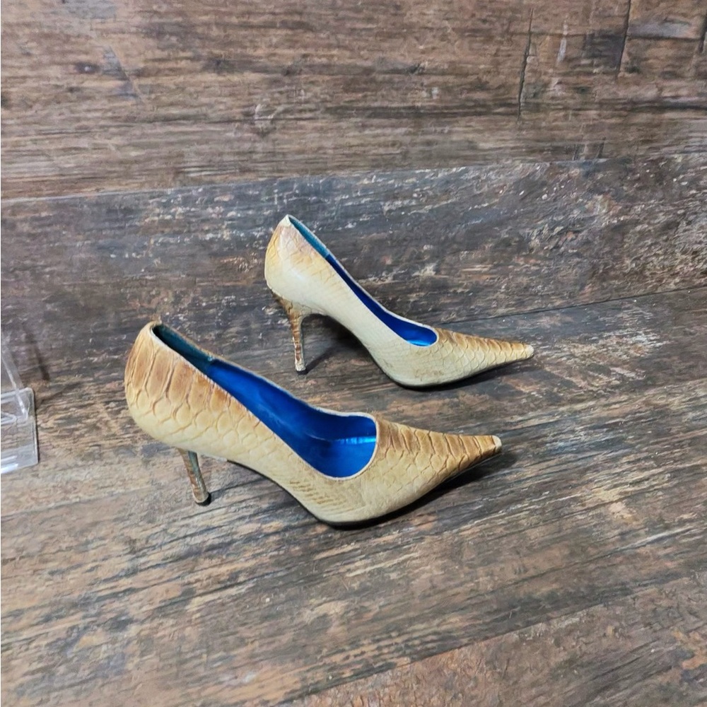 Two Lips Textured Tan Heels